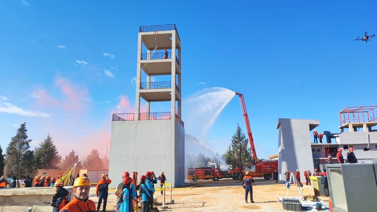 Adana’da nefes kesen deprem tatbikatı: Askıda kalan araçtakileri kurtardılar
