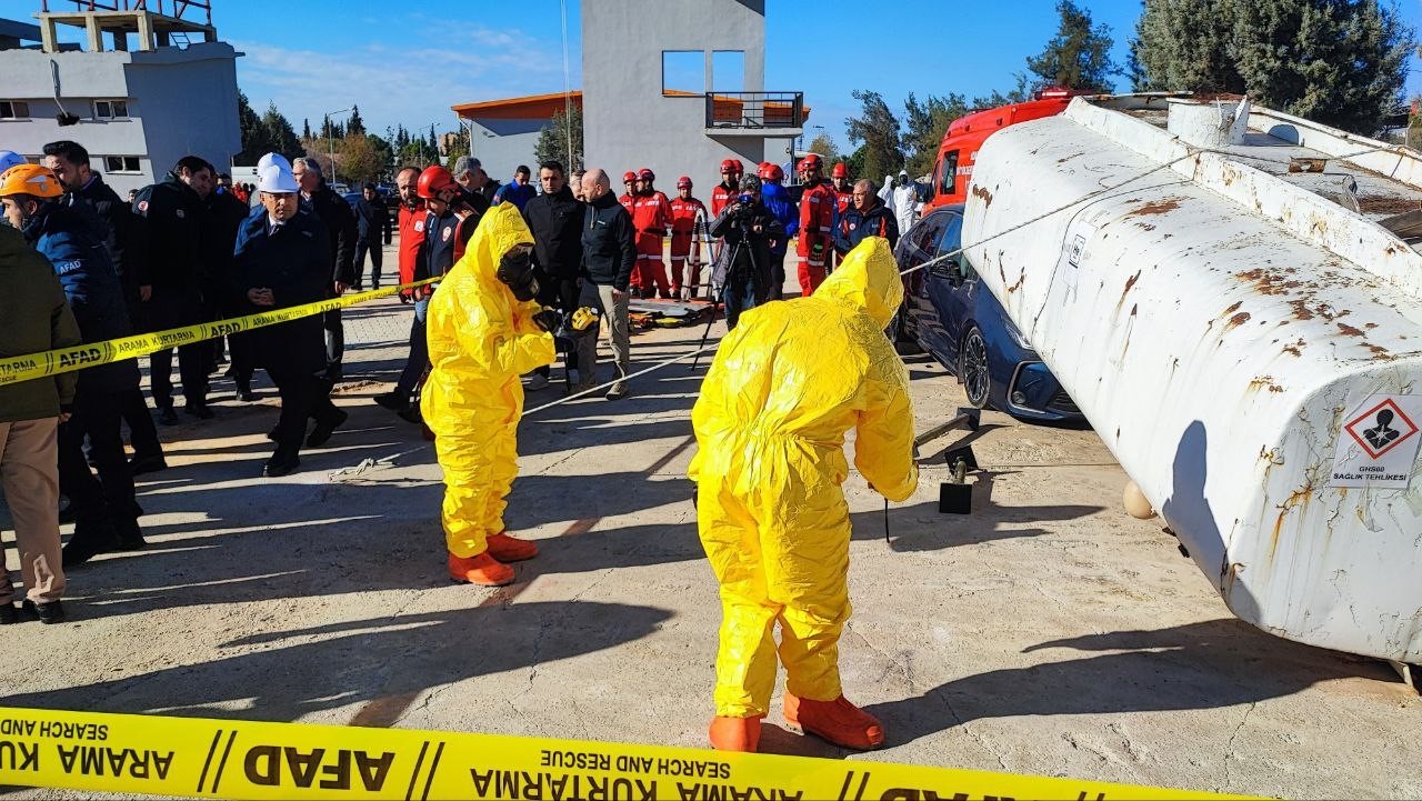 Adana’da nefes kesen deprem tatbikatı: Askıda kalan araçtakileri kurtardılar
