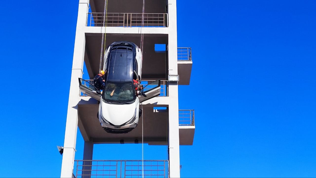 Adana’da nefes kesen deprem tatbikatı: Askıda kalan araçtakileri kurtardılar
