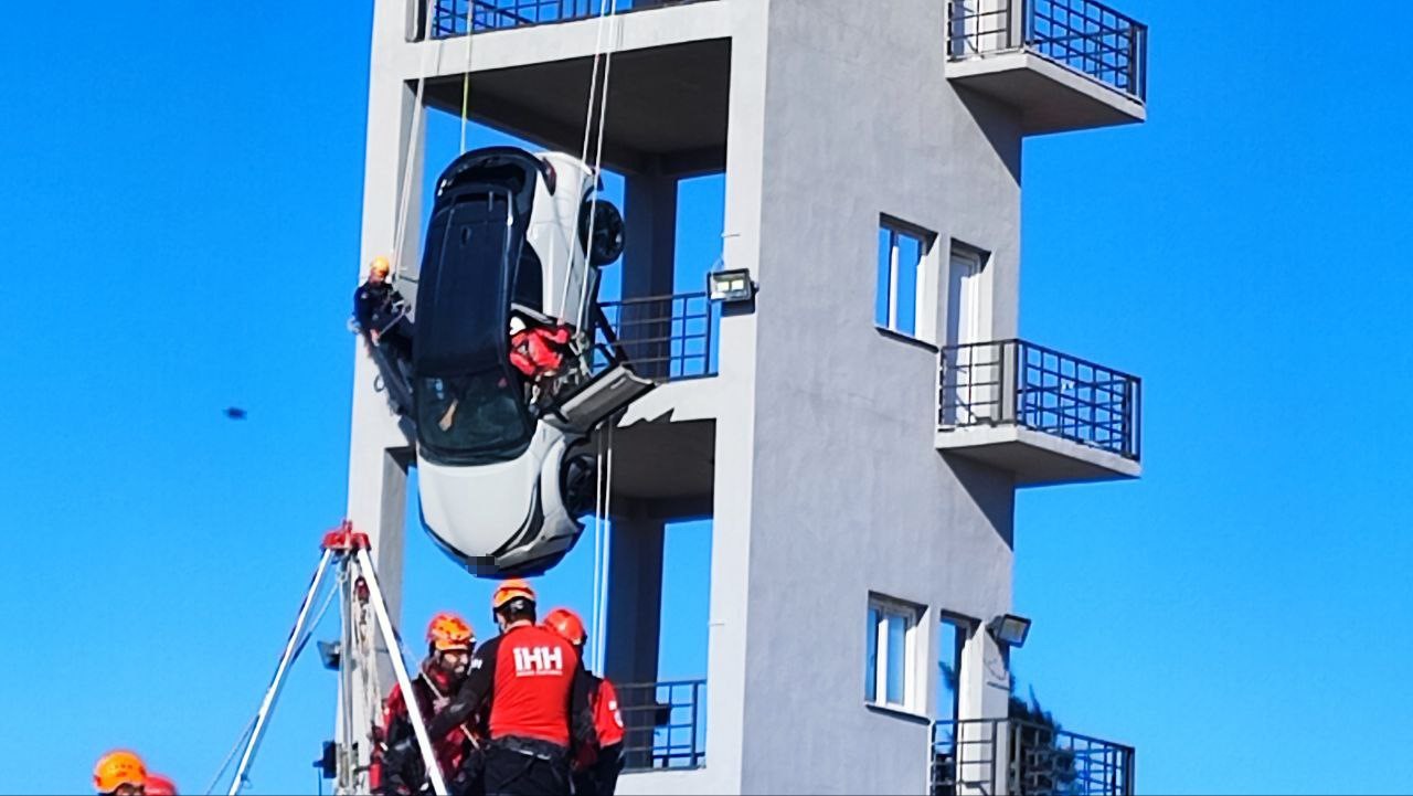 Adana’da nefes kesen deprem tatbikatı: Askıda kalan araçtakileri kurtardılar
