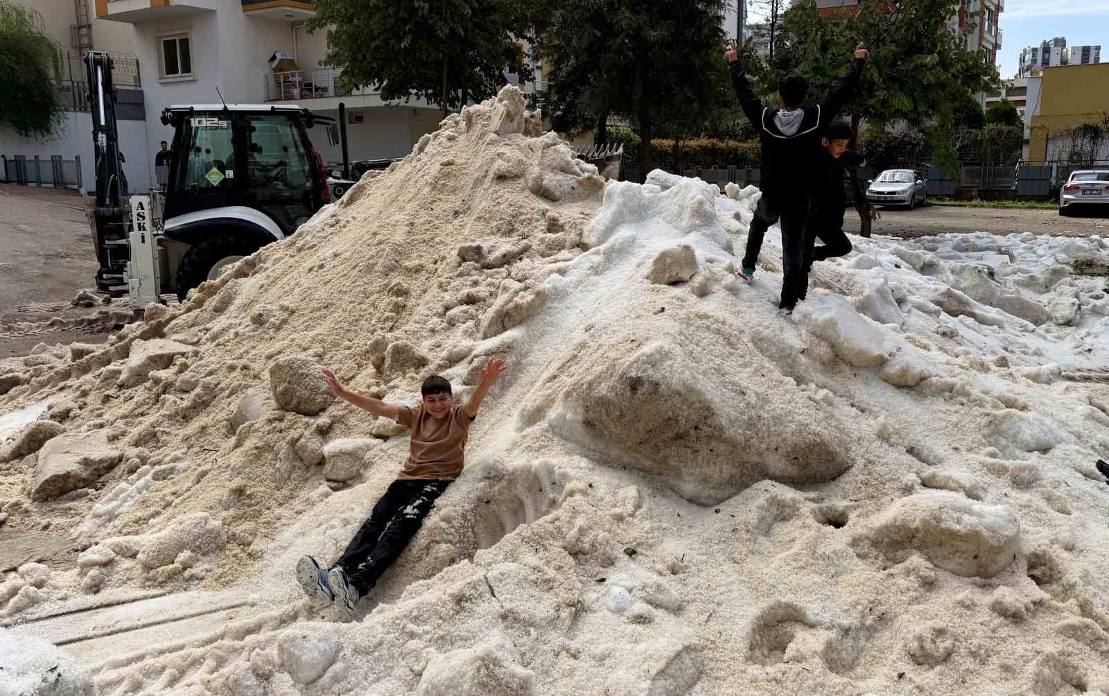 Adana’da nisan ayında çocukların kar topu keyfi
