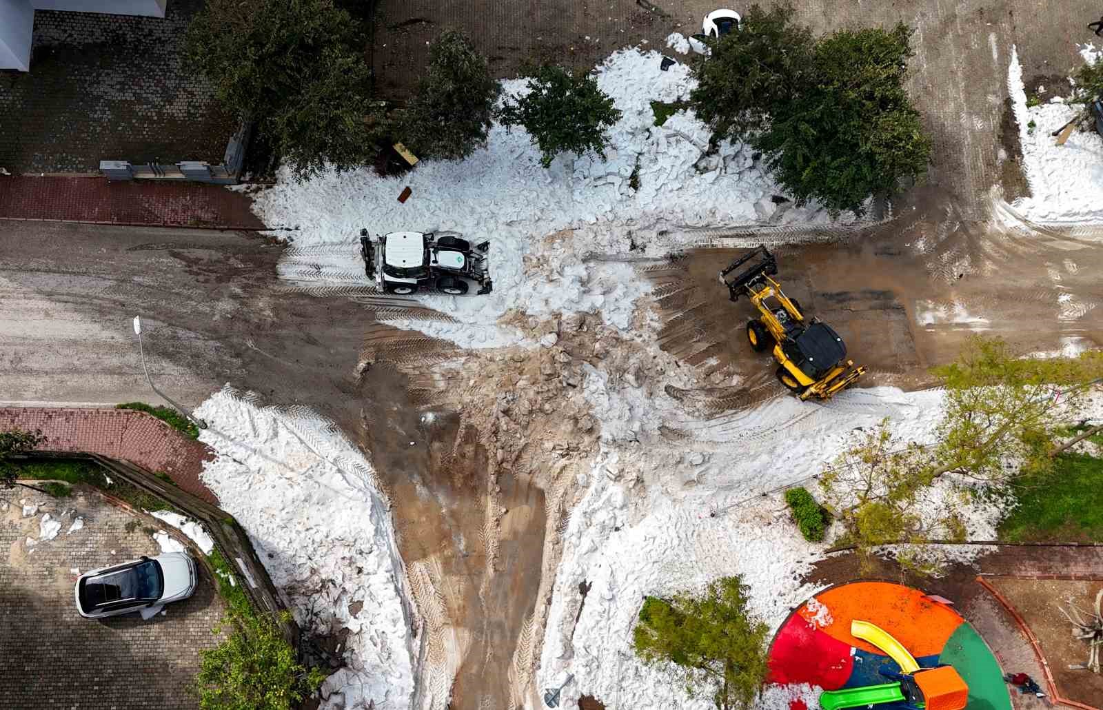 Adana’da nisan ayında çocukların kar topu keyfi
