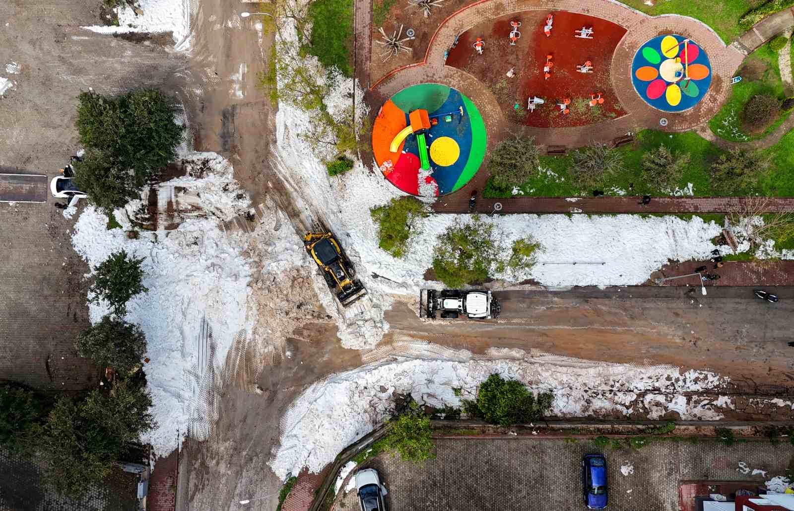 Adana’da nisan ayında çocukların kar topu keyfi
