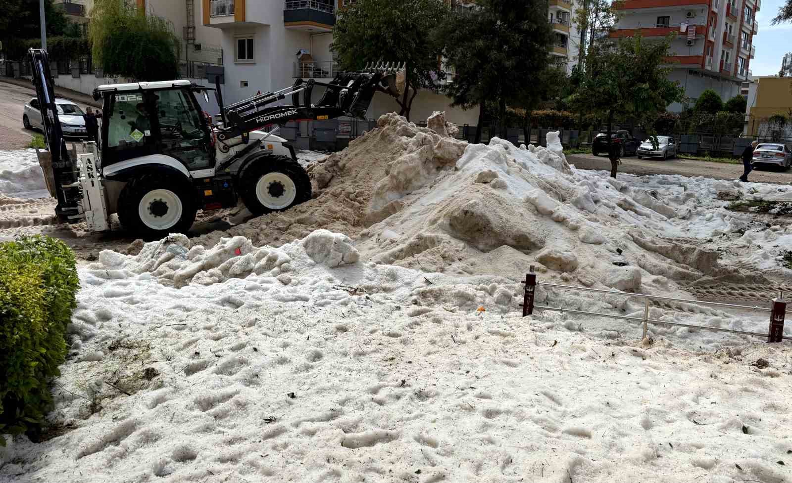 Adana’da nisan ayında çocukların kar topu keyfi
