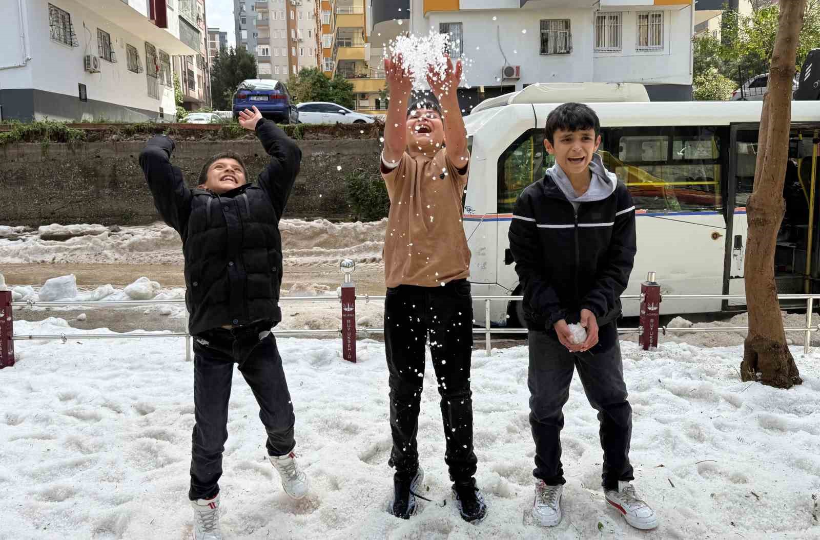 Adana’da nisan ayında çocukların kar topu keyfi
