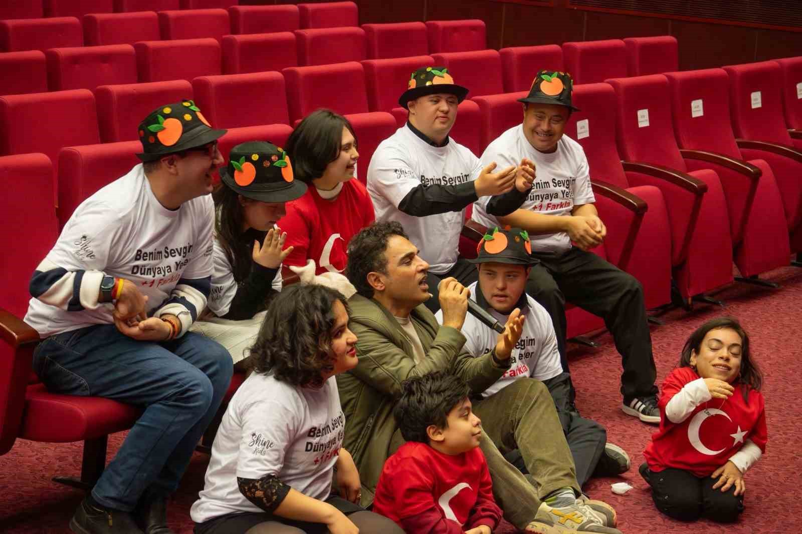 Adana’da özel ihtiyaçlı çocuklar sanatçı Uğur Aslan ile buluştu
