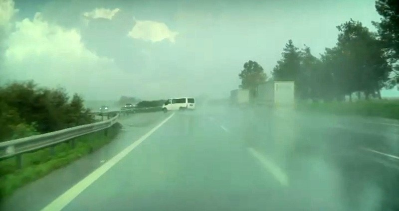 Adana’da panelvan araç takla attı
