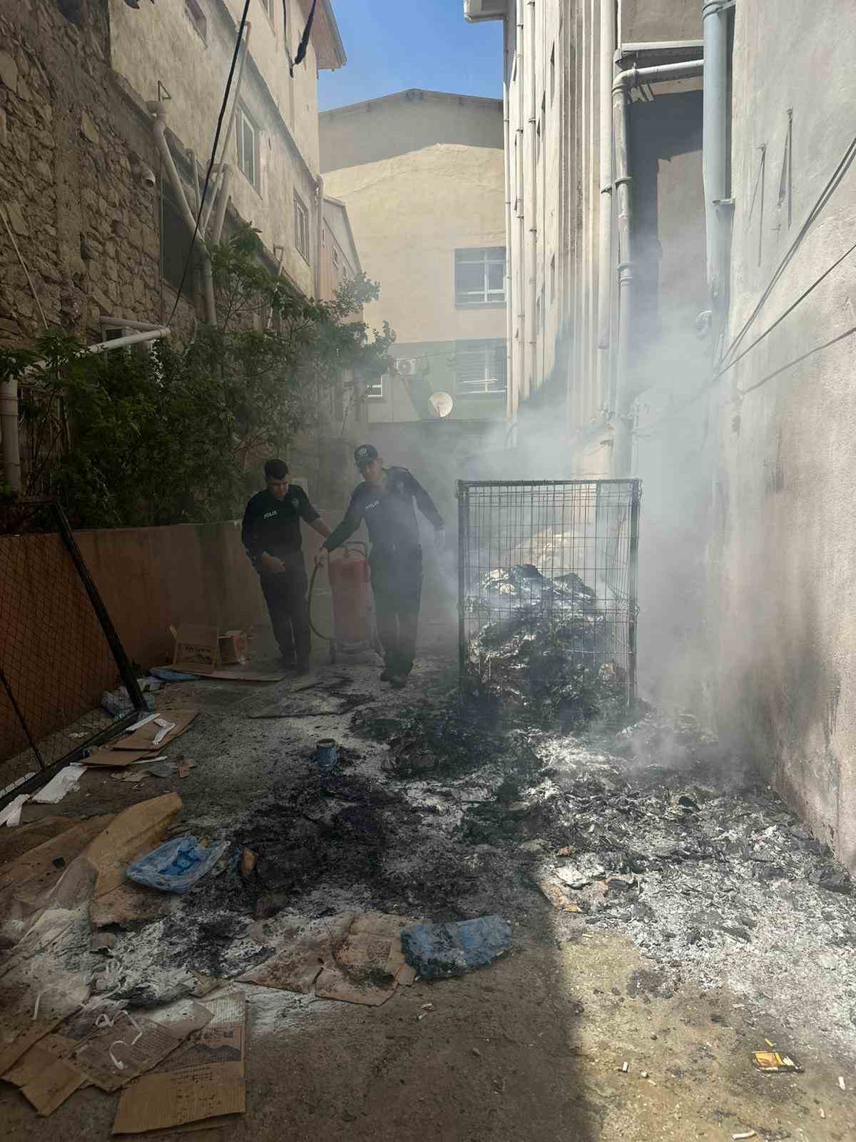 Adana’da polis ekiplerinin müdahalesi yangının büyümesini önledi
