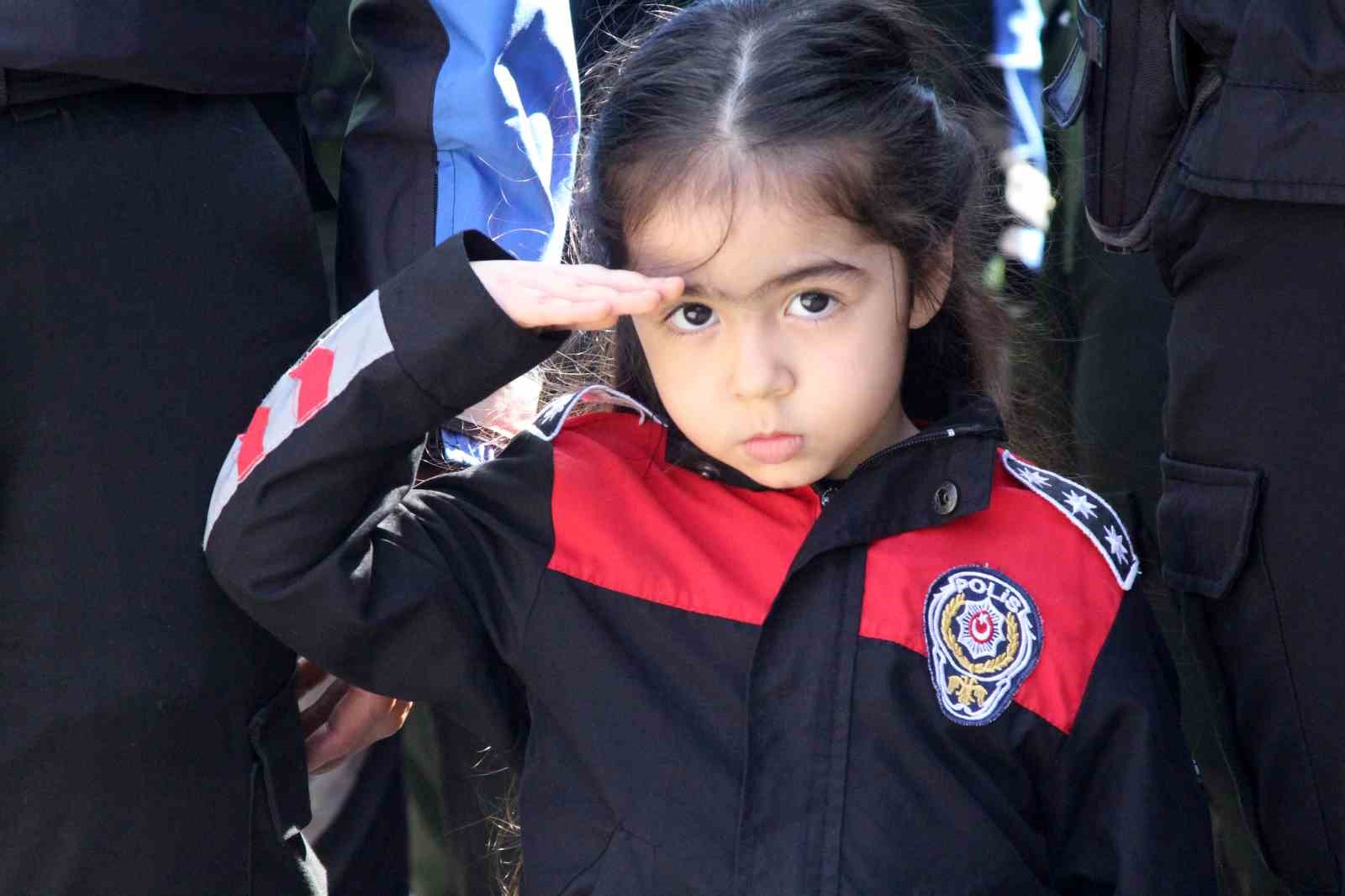 Adana’da polis korteji nefes kesti
