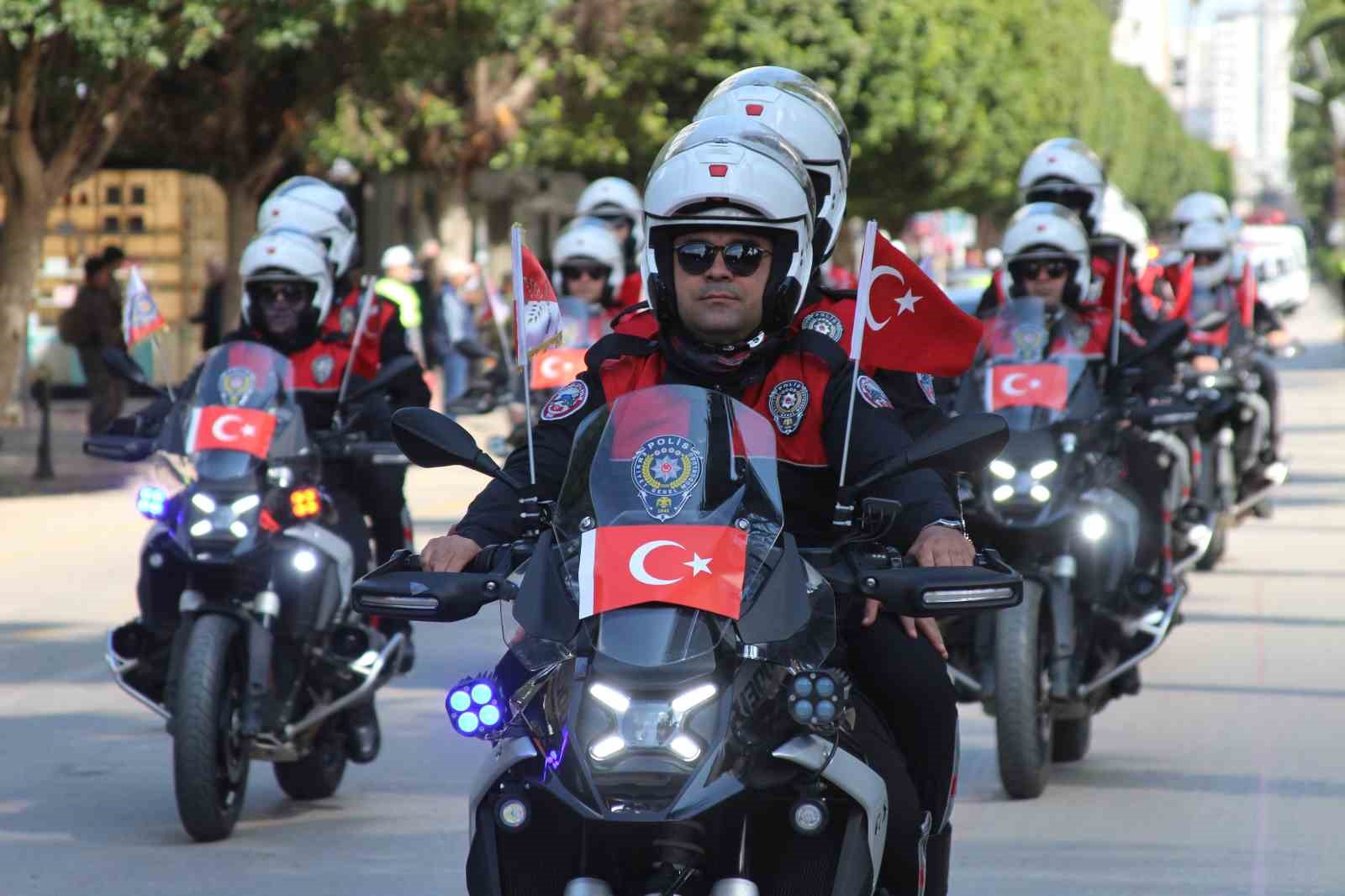 Adana’da polis korteji nefes kesti
