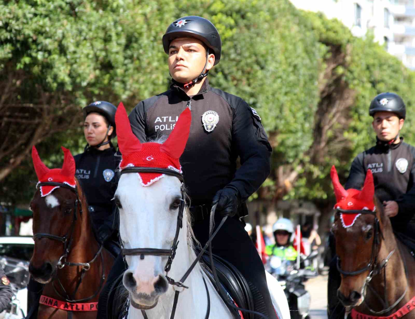 Adana’da polis korteji nefes kesti
