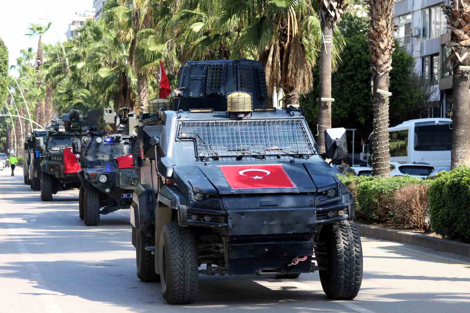 Adana’da polis korteji nefes kesti
