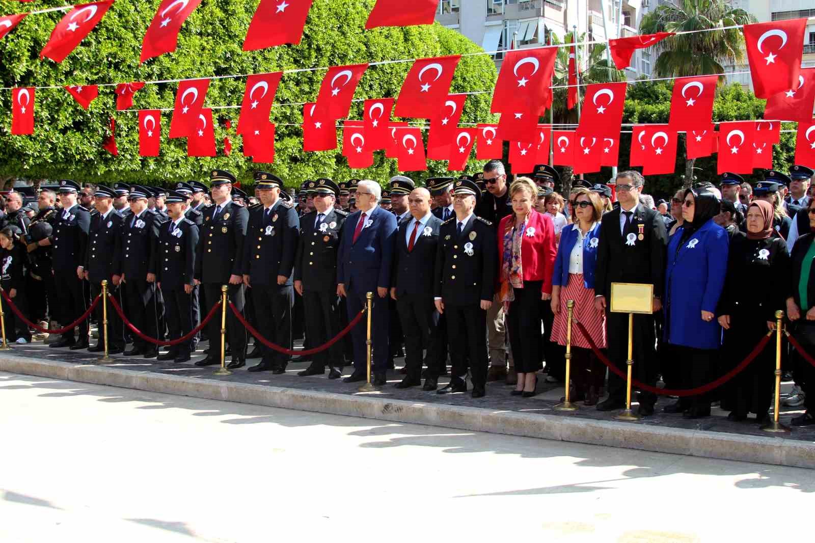 Adana’da polis korteji nefes kesti
