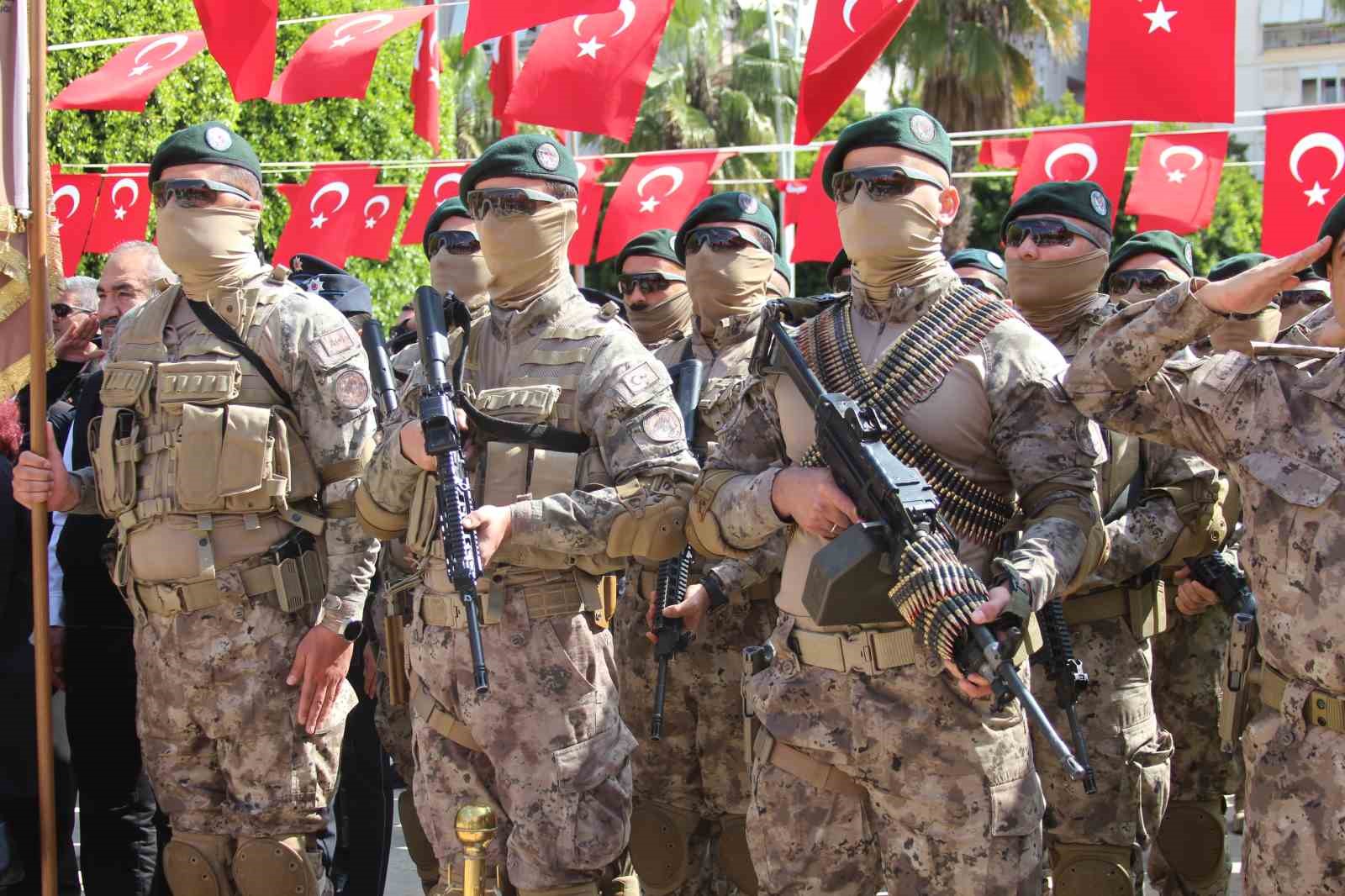 Adana’da polis korteji nefes kesti
