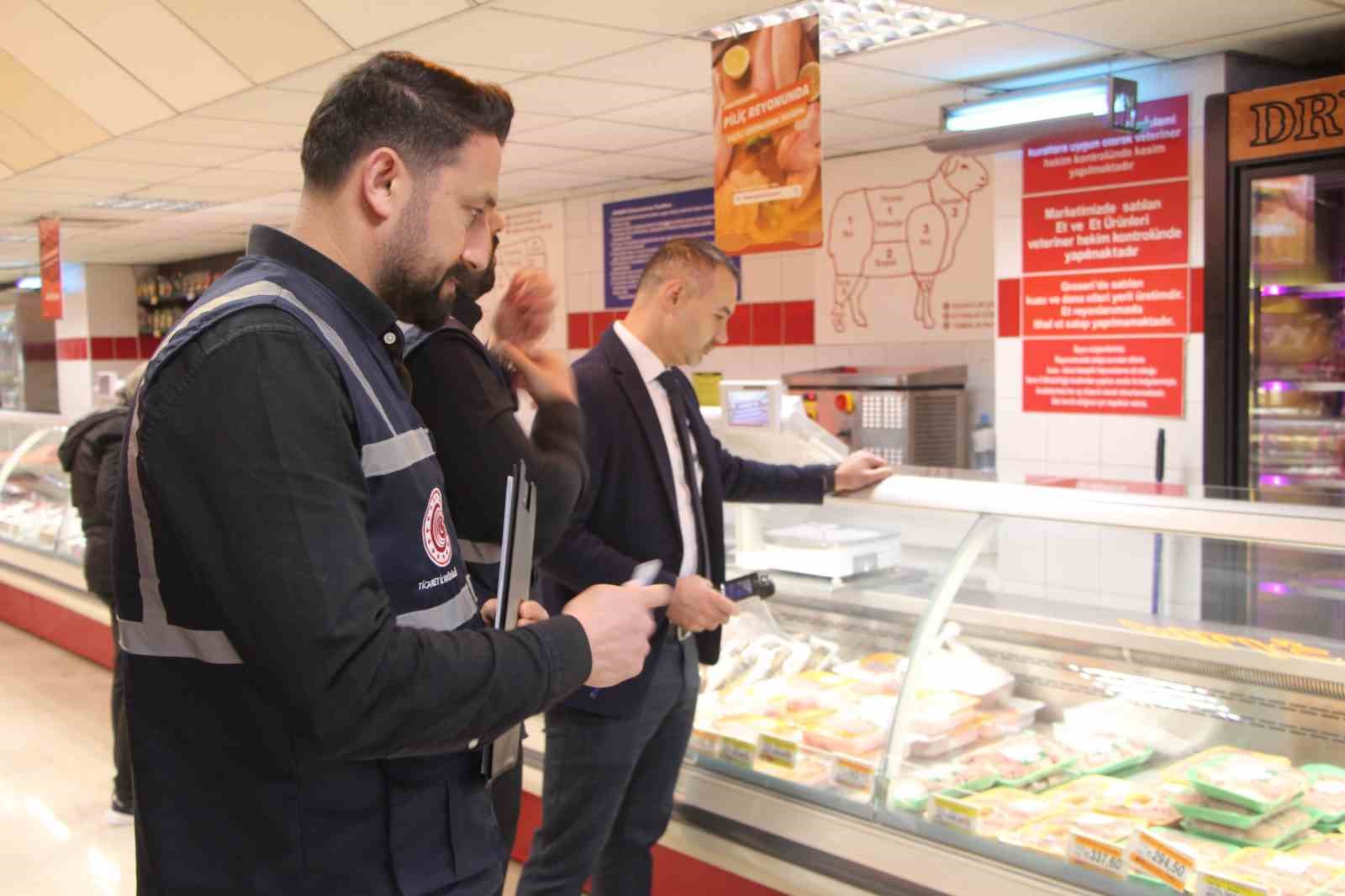 Adana’da Ramazan Bayramı öncesi marketlerde fiyat ve etiket denetimi yapıldı
