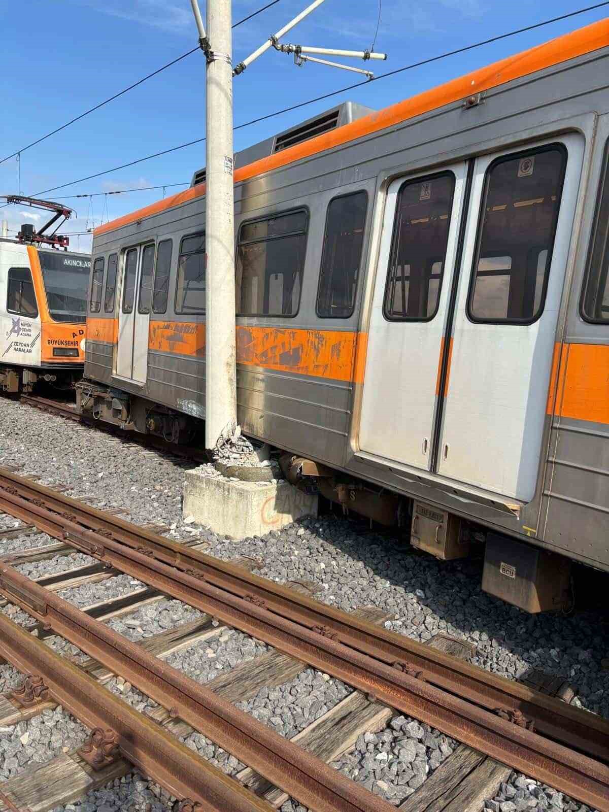 Adana’da raydan çıkan metro vagonu direğe çarptı
