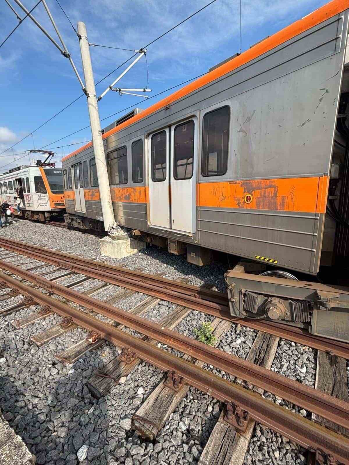 Adana’da raydan çıkan metro vagonu direğe çarptı
