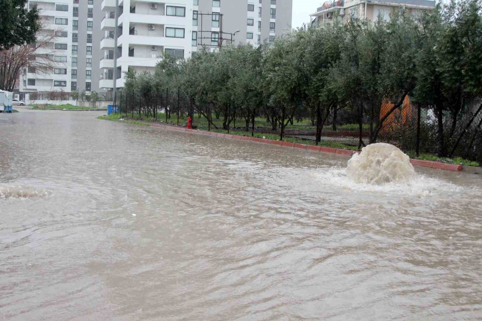 Adana’da sağanak yağışta yollar göle döndü
