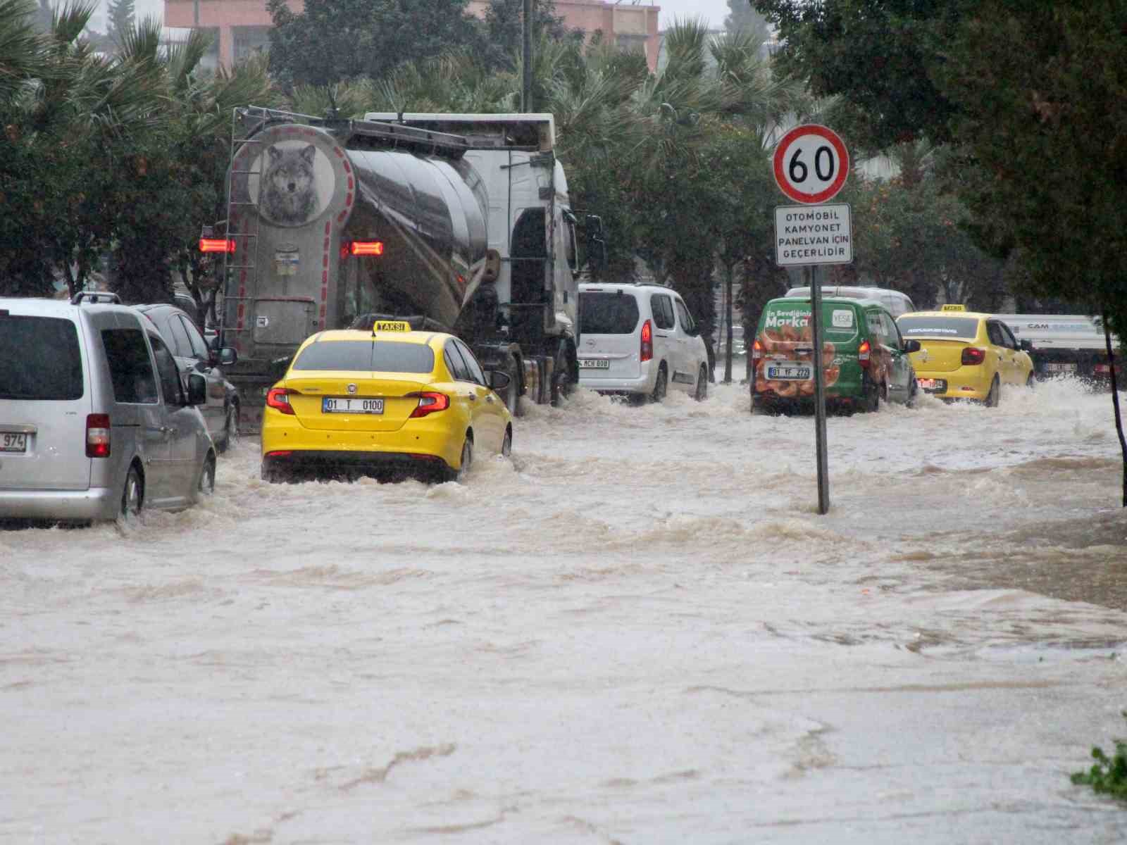 Adana’da sağanak yağışta yollar göle döndü
