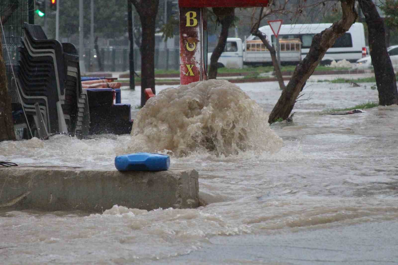 Adana’da sağanak yağışta yollar göle döndü
