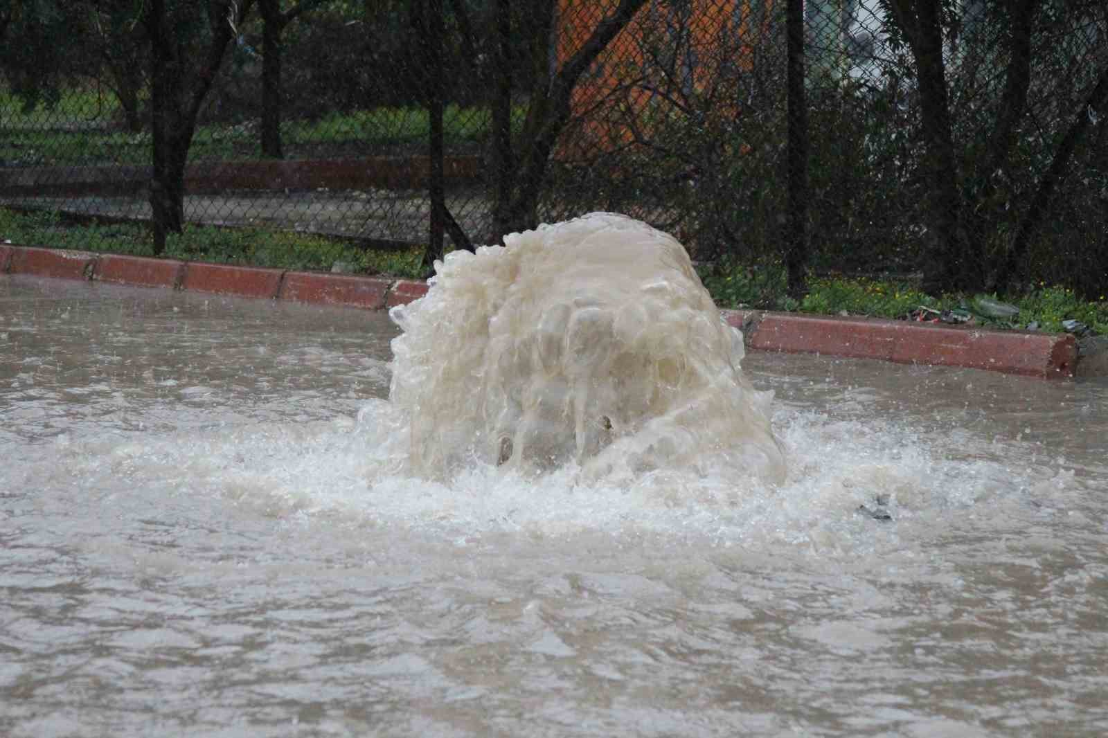 Adana’da sağanak yağışta yollar göle döndü
