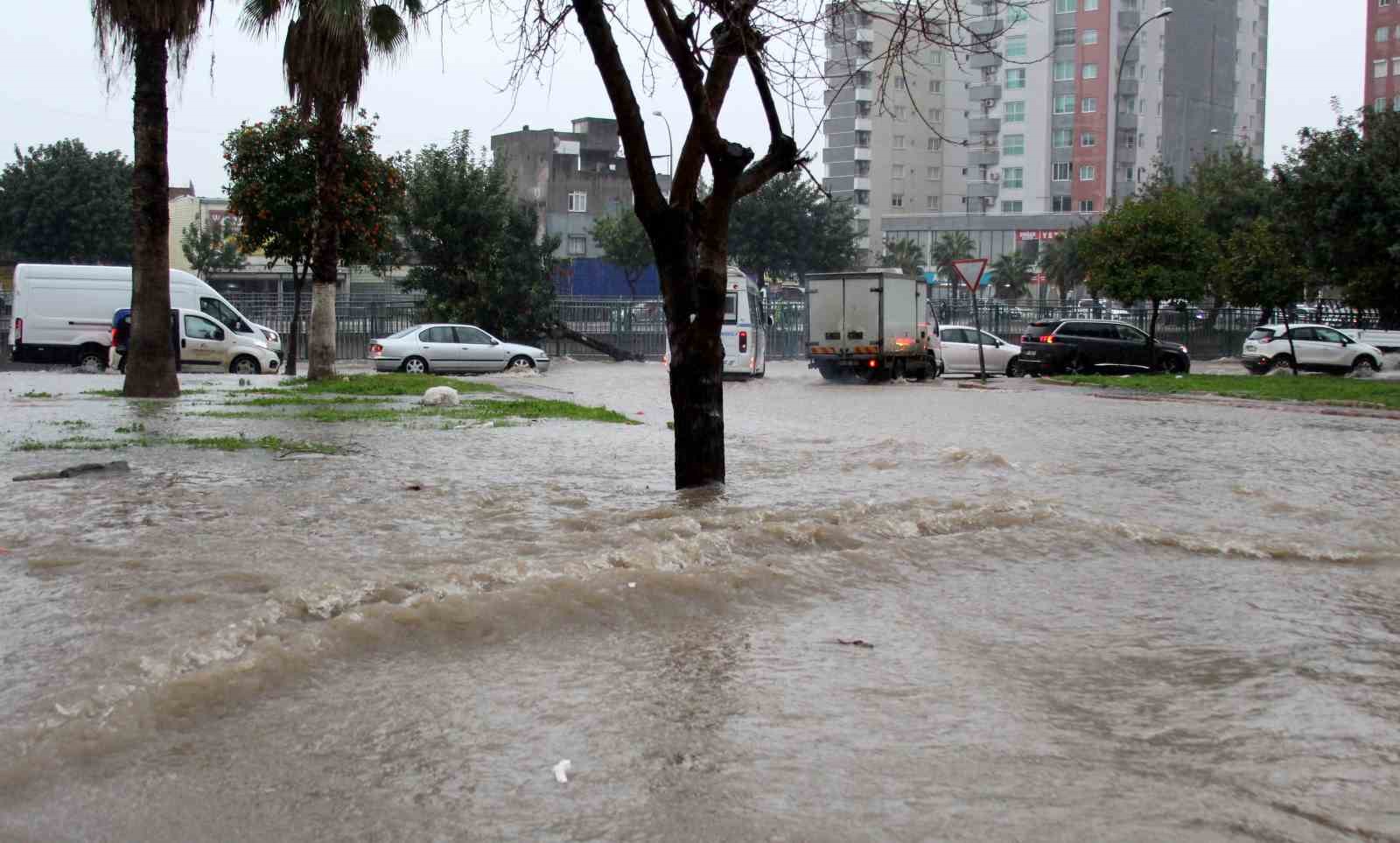 Adana’da sağanak yağışta yollar göle döndü
