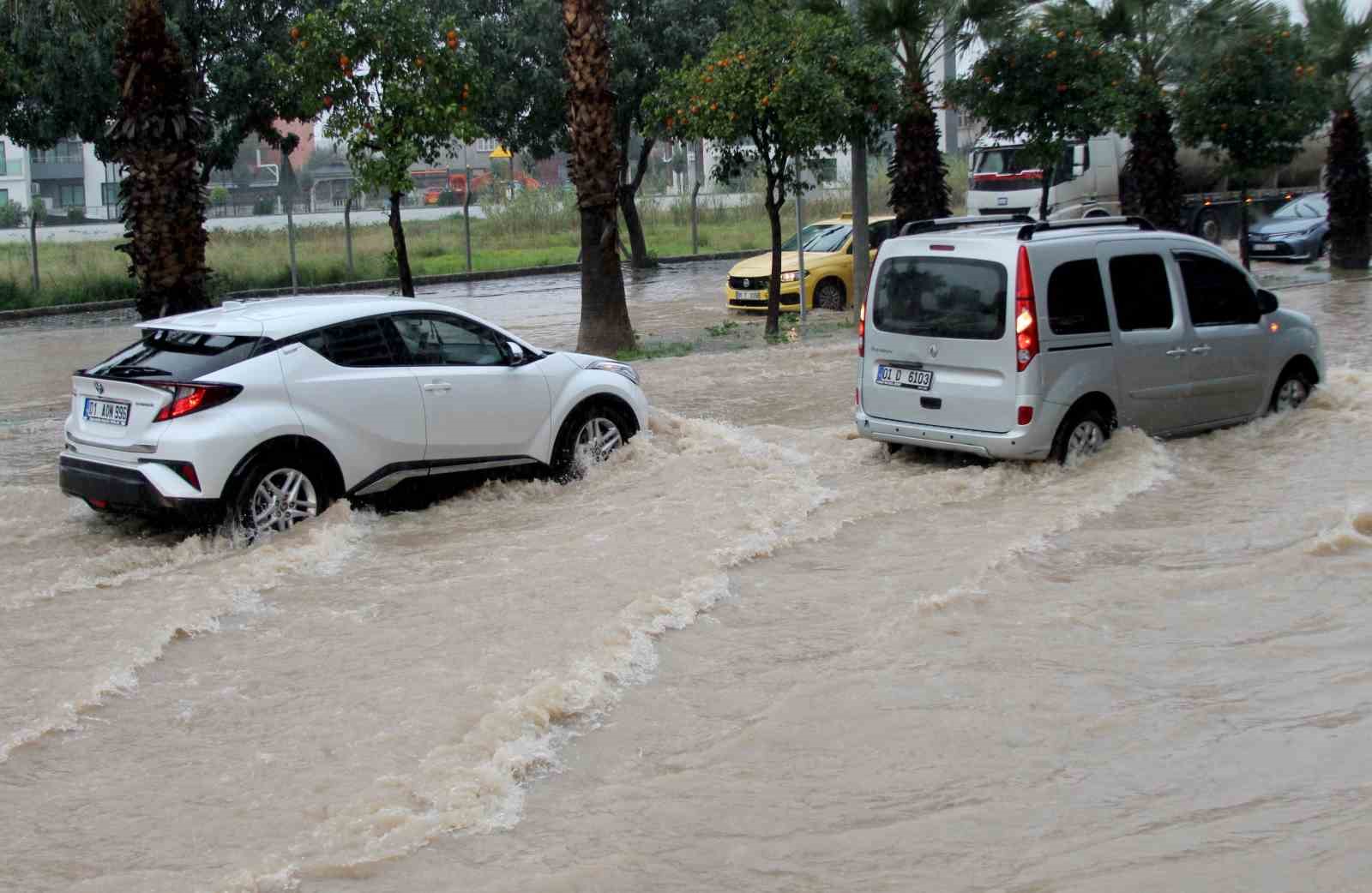 Adana’da sağanak yağışta yollar göle döndü
