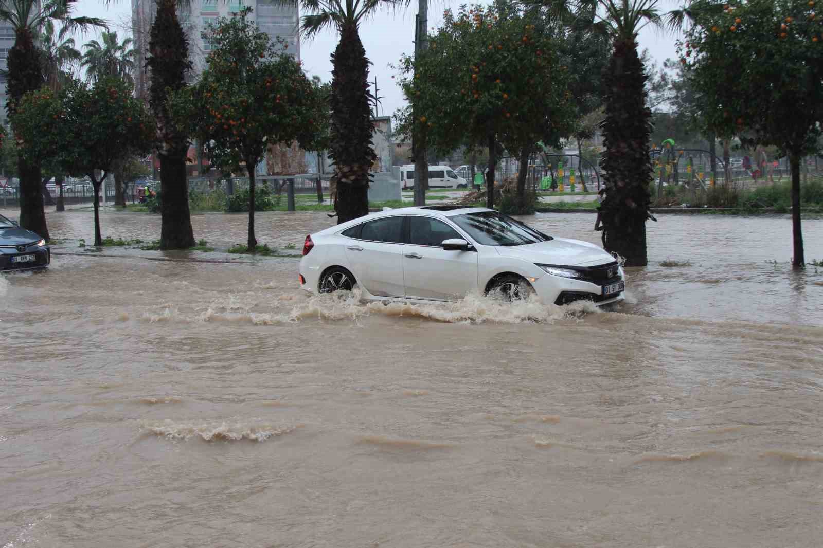 Adana’da sağanak yağışta yollar göle döndü
