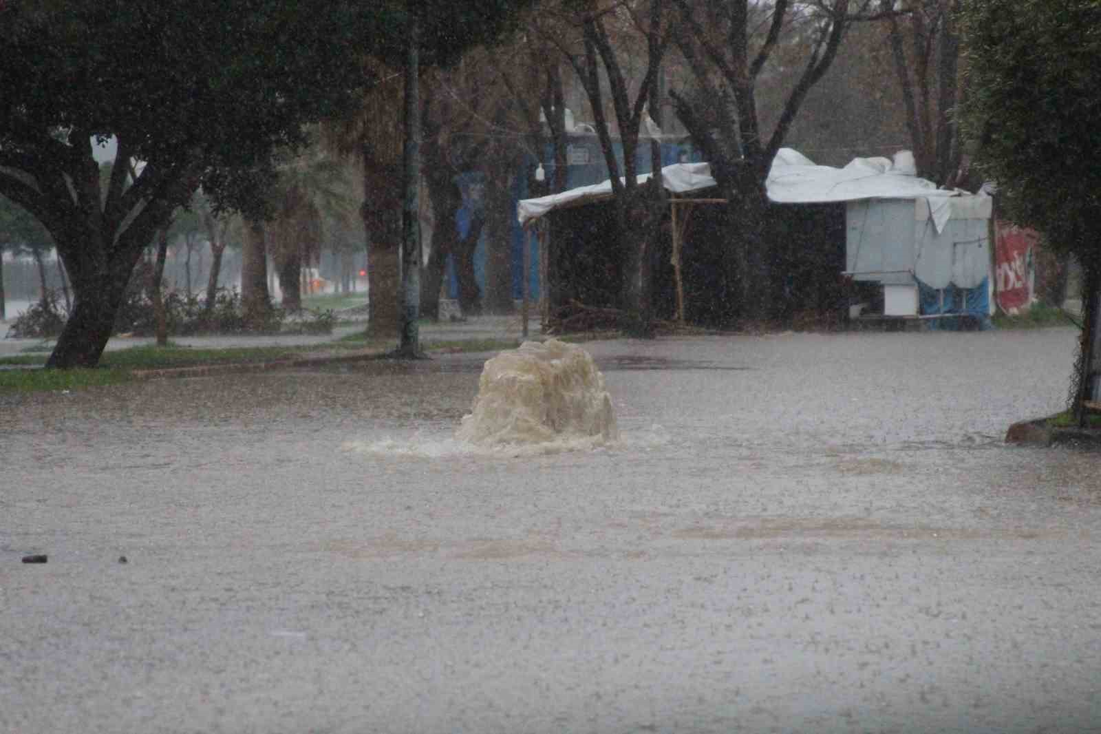 Adana’da sağanak yağışta yollar göle döndü
