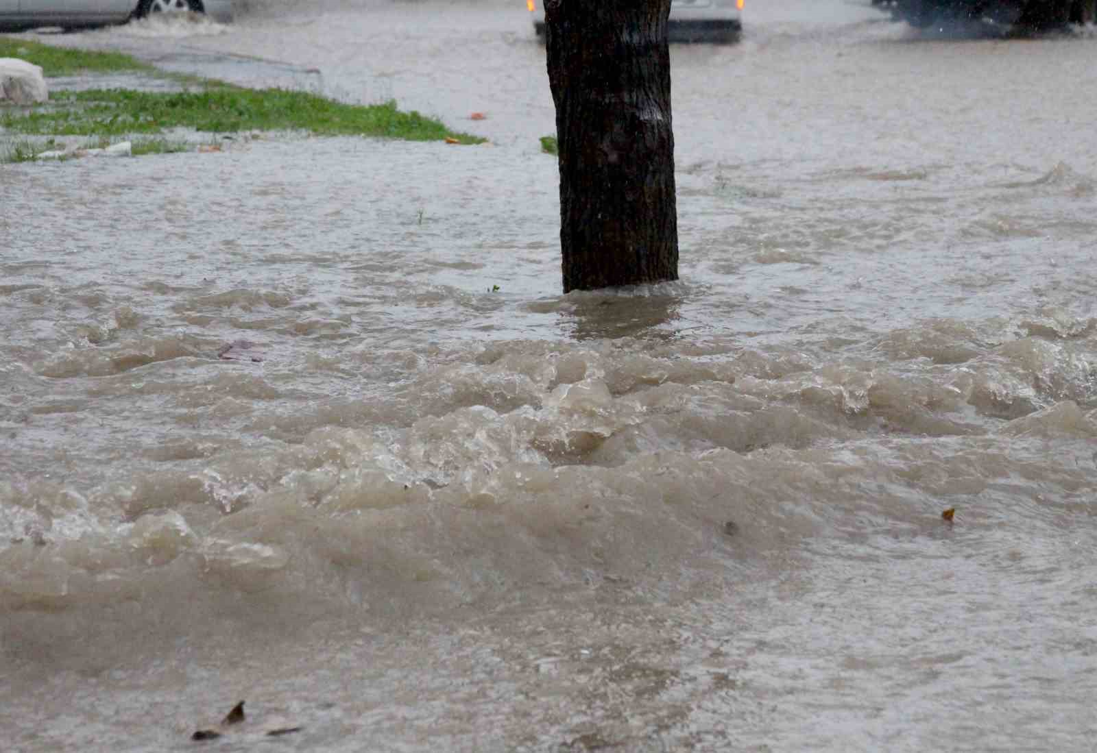 Adana’da sağanak yağışta yollar göle döndü
