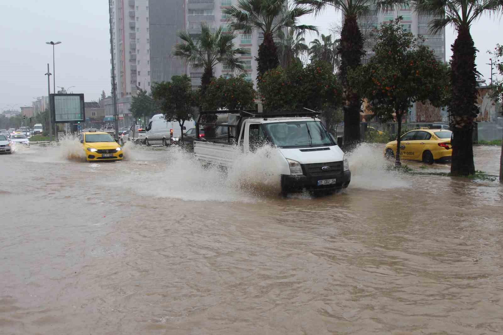 Adana’da sağanak yağışta yollar göle döndü
