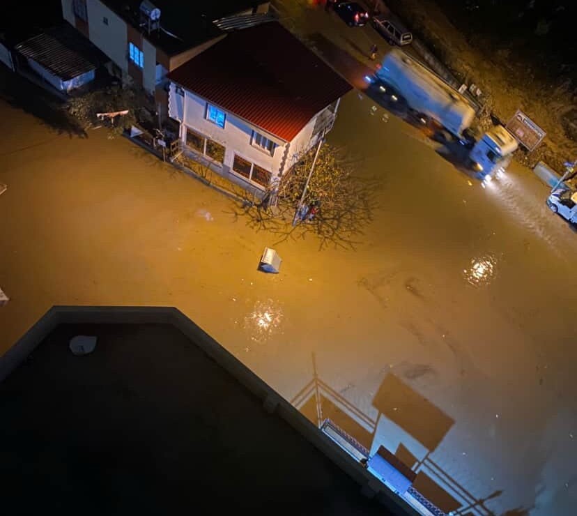 Adana’da sağanak yağmur hayatı felç etti: Yollar göle döndü, araçlar mahsur kaldı
