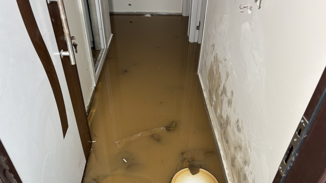 Adana’da sağanak yağmur hayatı felç etti: Yollar göle döndü, araçlar mahsur kaldı
