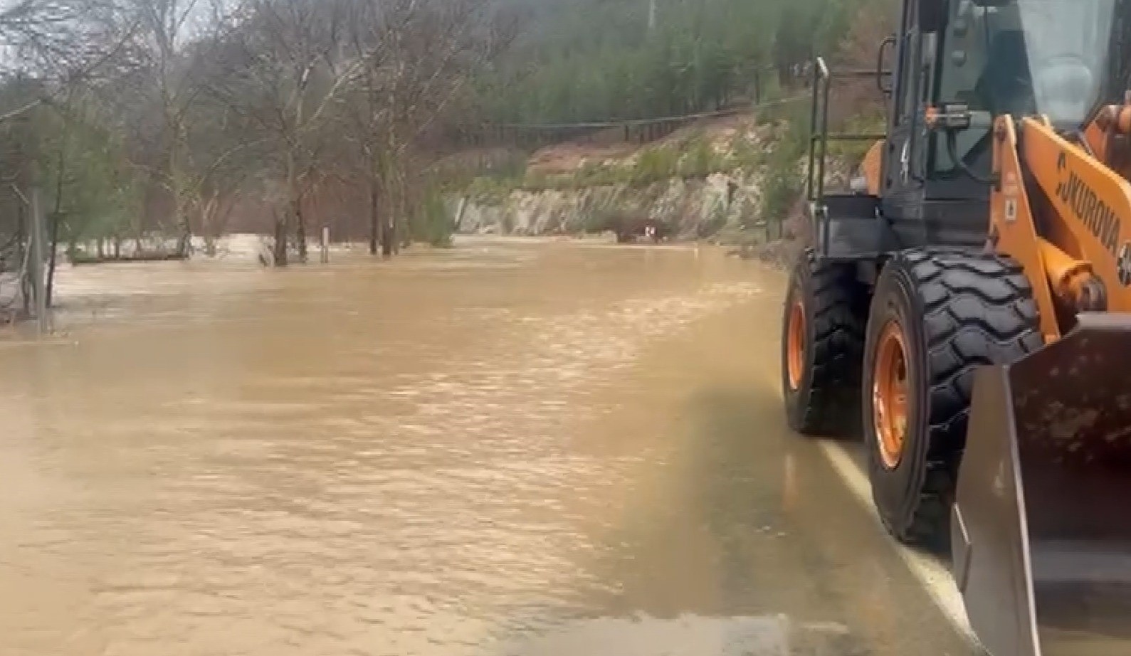 Adana’da sel ve heyelanlar ulaşımda aksamalara neden oldu
