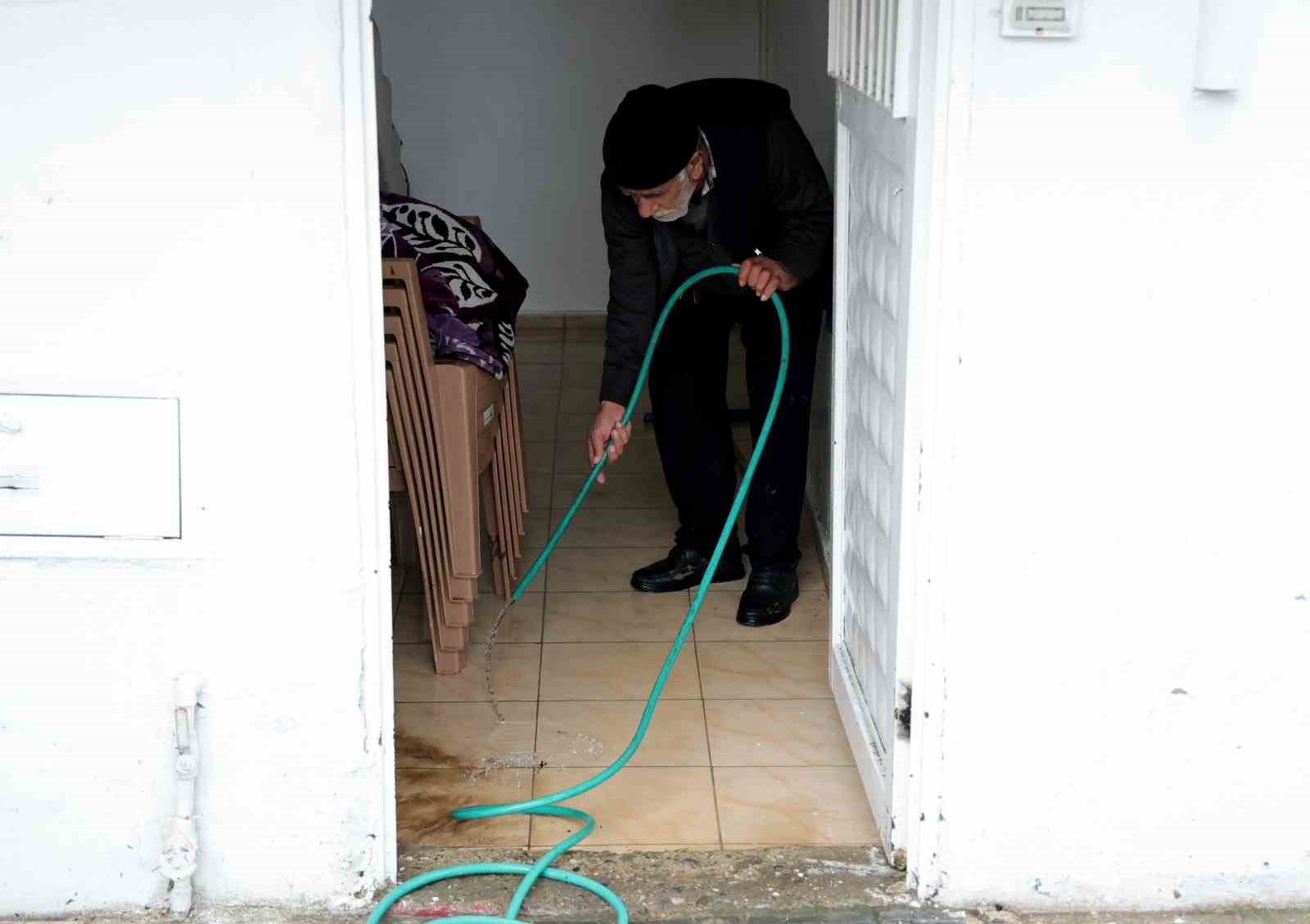 Adana’da selden geriye ıslak eşyalar, çamurlu yollar kaldı: Evlerini su basan vatandaşlar o anları anlattı
