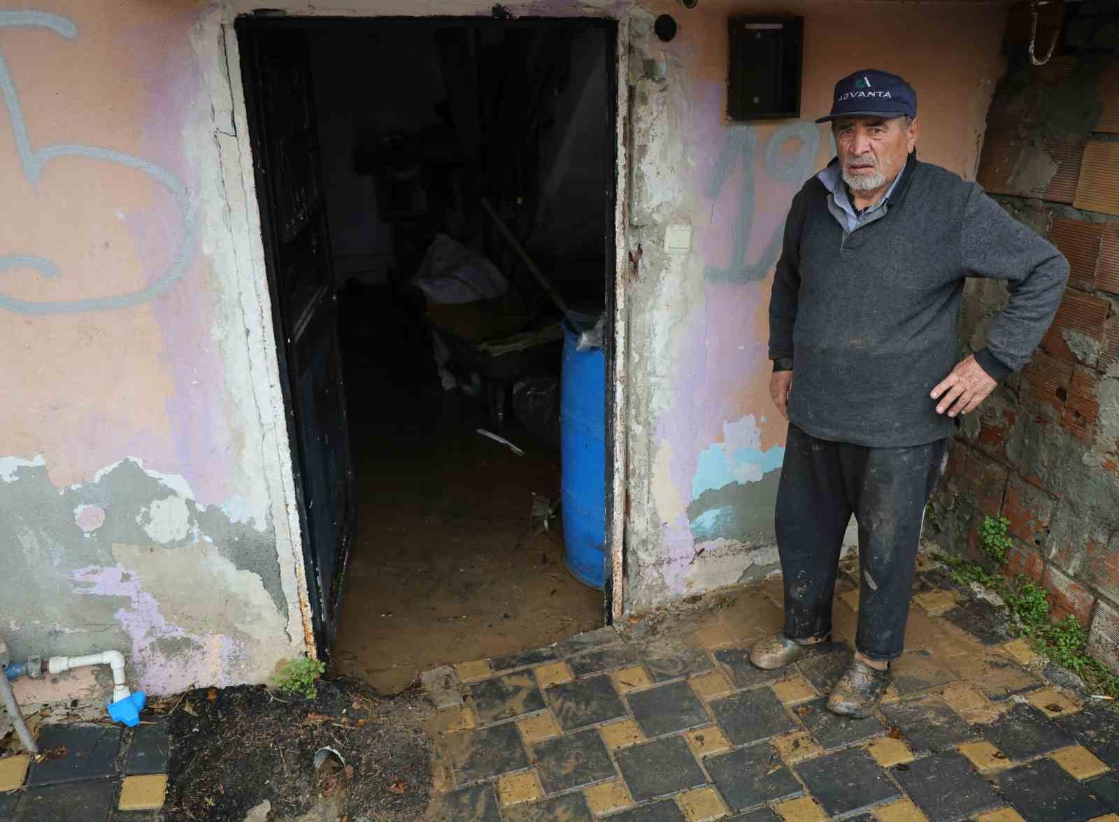 Adana’da selden geriye ıslak eşyalar, çamurlu yollar kaldı: Evlerini su basan vatandaşlar o anları anlattı
