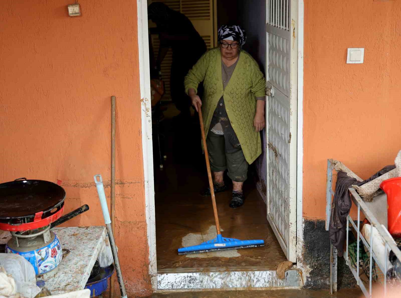 Adana’da selden geriye ıslak eşyalar, çamurlu yollar kaldı: Evlerini su basan vatandaşlar o anları anlattı
