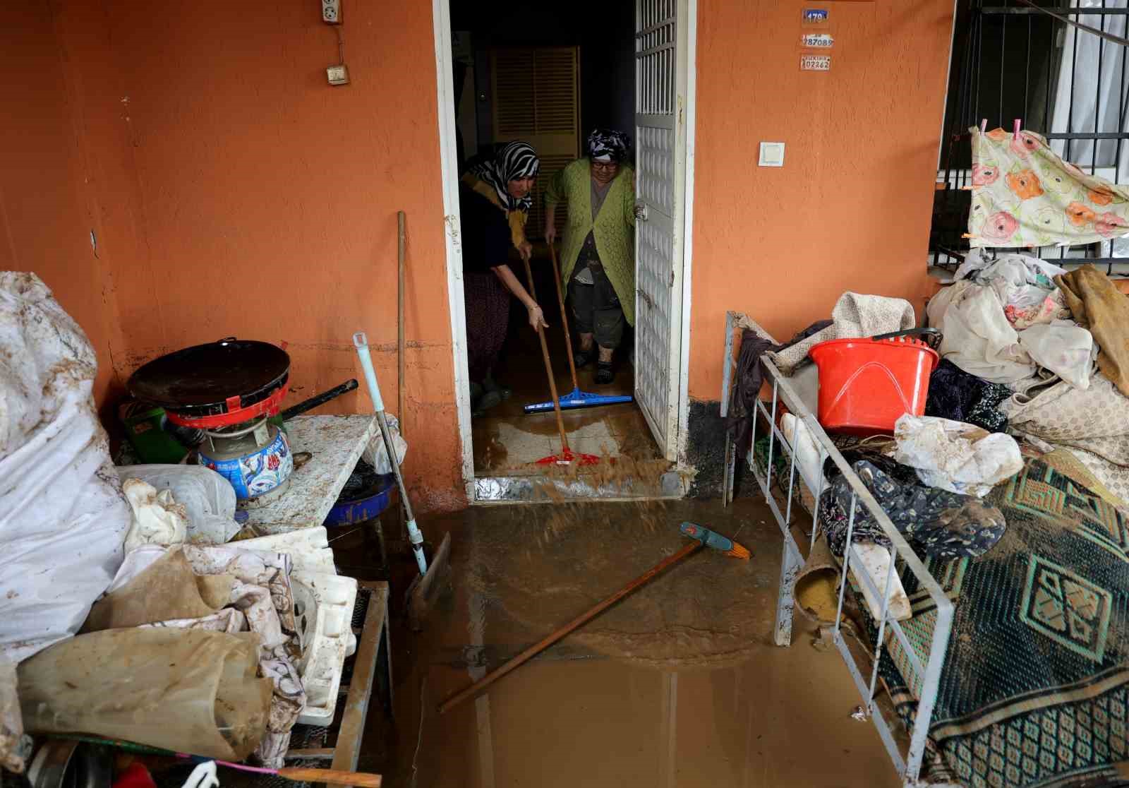 Adana’da selden geriye ıslak eşyalar, çamurlu yollar kaldı: Evlerini su basan vatandaşlar o anları anlattı
