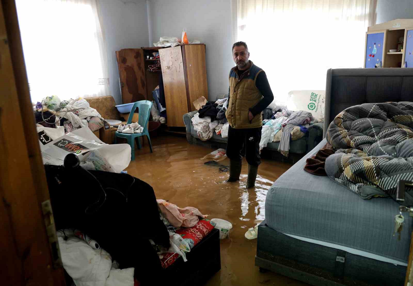 Adana’da selden geriye ıslak eşyalar, çamurlu yollar kaldı: Evlerini su basan vatandaşlar o anları anlattı
