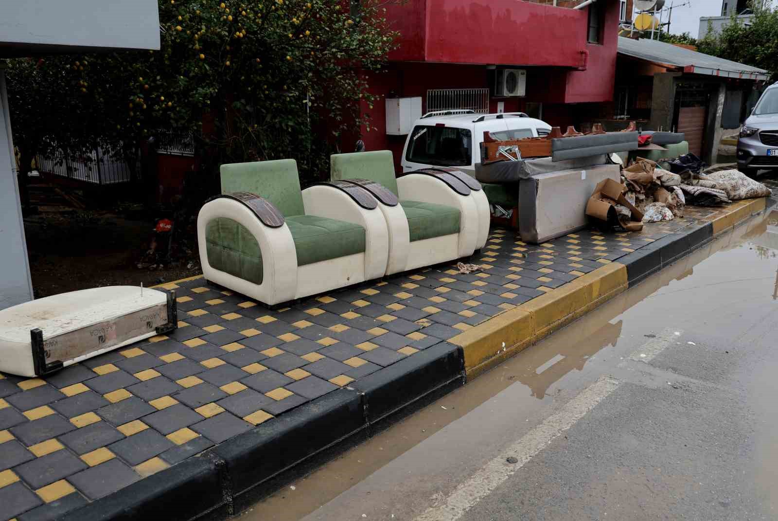 Adana’da selden geriye ıslak eşyalar, çamurlu yollar kaldı: Evlerini su basan vatandaşlar o anları anlattı
