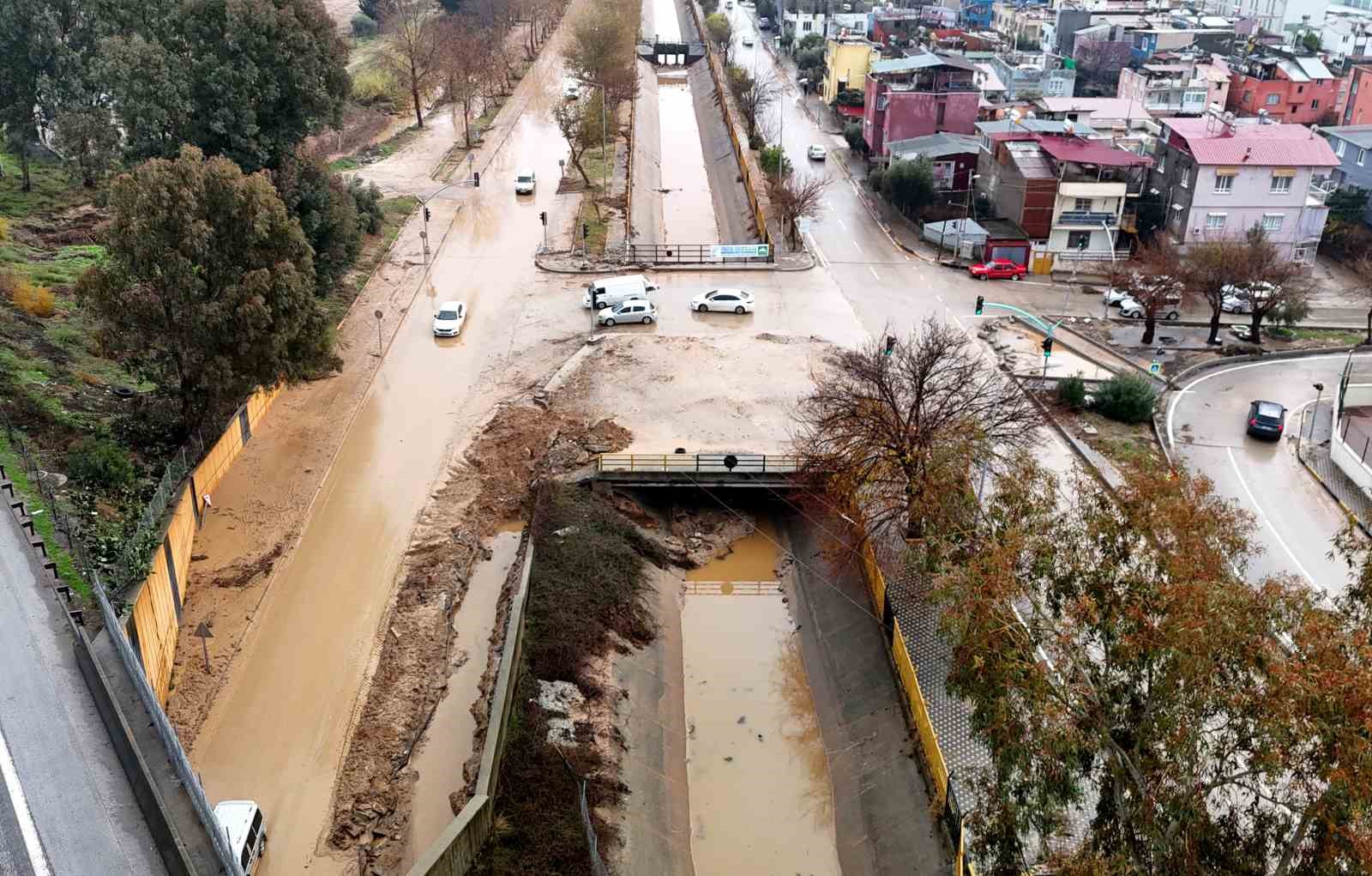 Adana’da selden geriye ıslak eşyalar, çamurlu yollar kaldı: Evlerini su basan vatandaşlar o anları anlattı
