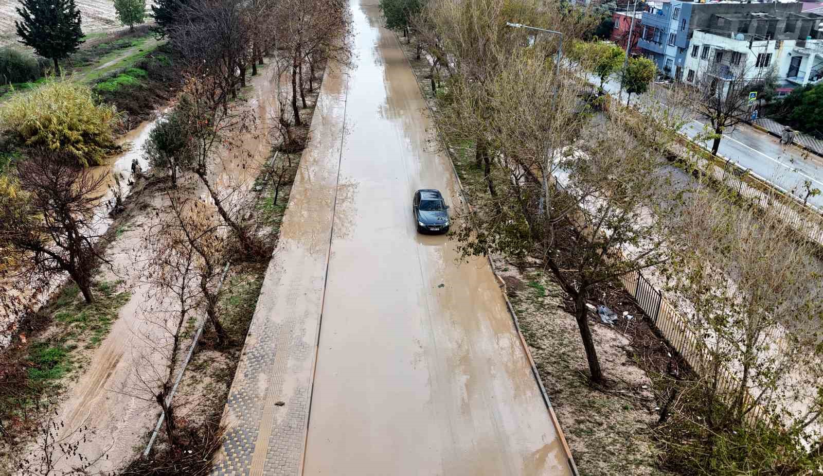 Adana’da selden geriye ıslak eşyalar, çamurlu yollar kaldı: Evlerini su basan vatandaşlar o anları anlattı
