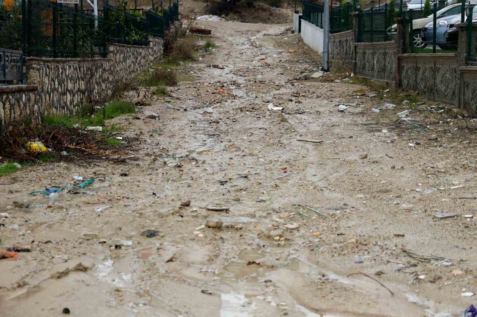 Adana’da selden geriye ıslak eşyalar, çamurlu yollar kaldı: Evlerini su basan vatandaşlar o anları anlattı
