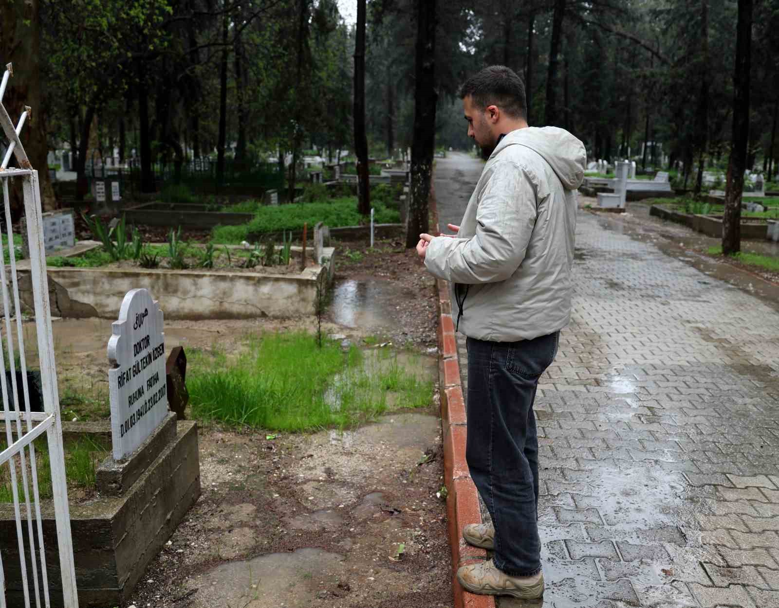 Adana’da şiddetli yağış nedeniyle arife günü mezarlıklar boş kaldı
