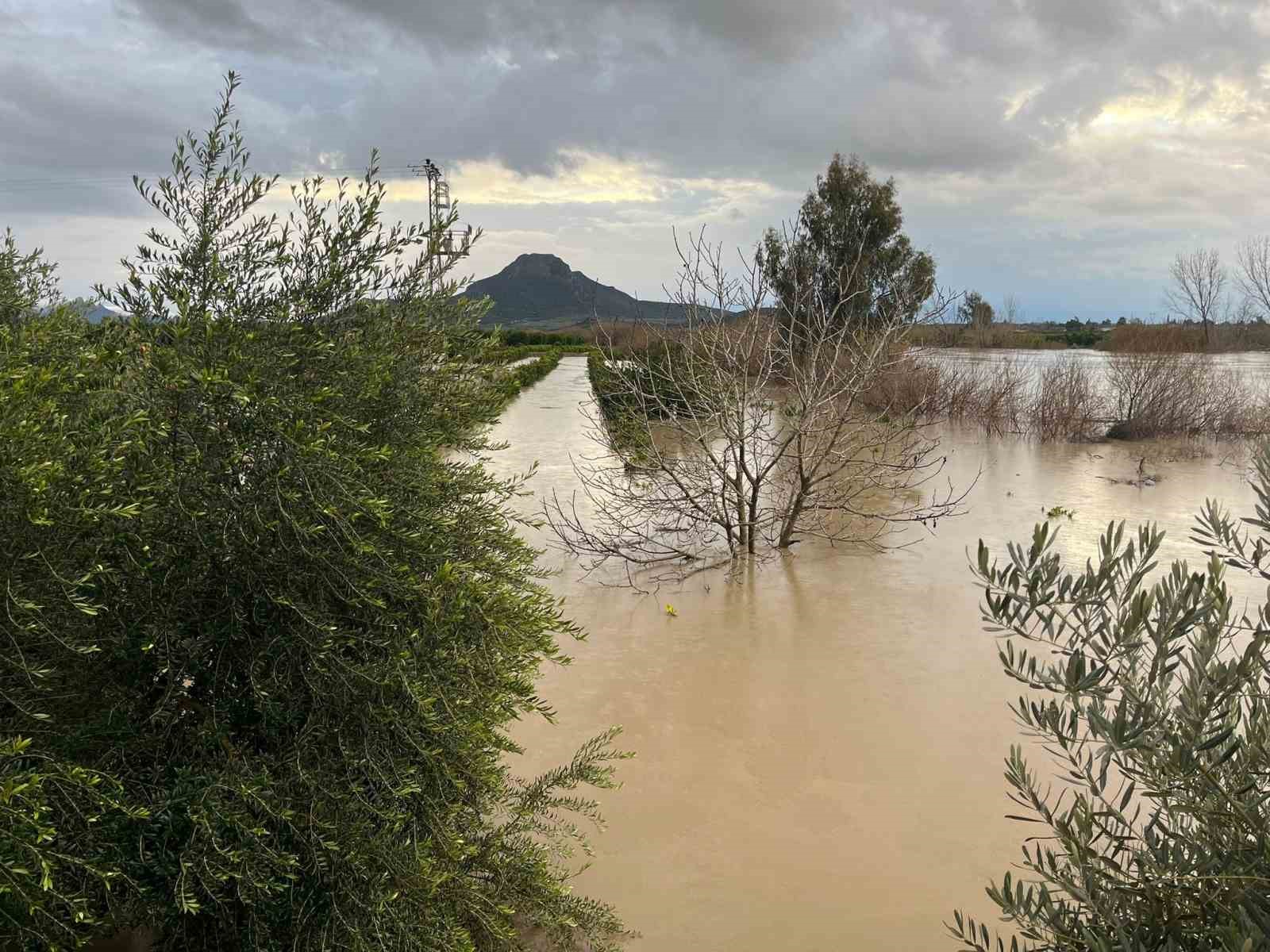 Adana’da şiddetli yağış, tarlaları sular altında bıraktı
