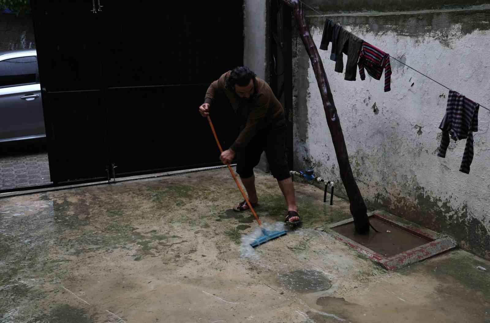 Adana’da şiddetli yağış yolları göle çevirdi, apartmanları su bastı
