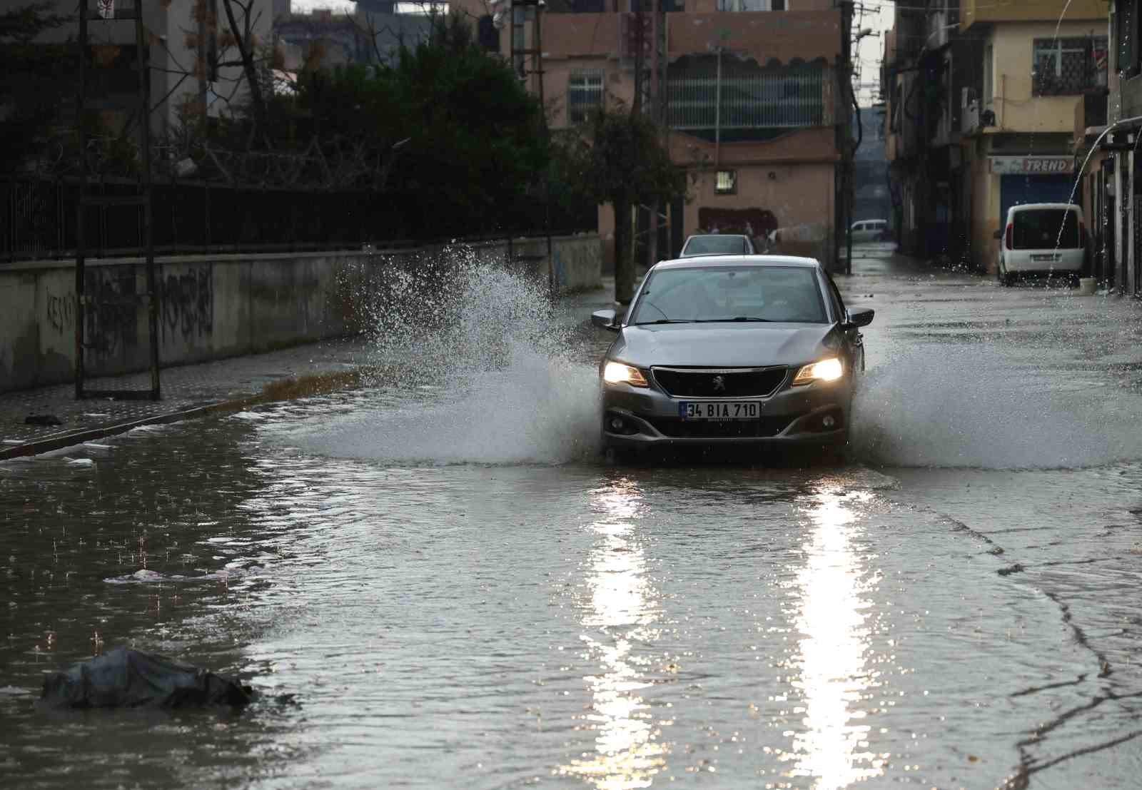 Adana’da şiddetli yağış yolları göle çevirdi, apartmanları su bastı
