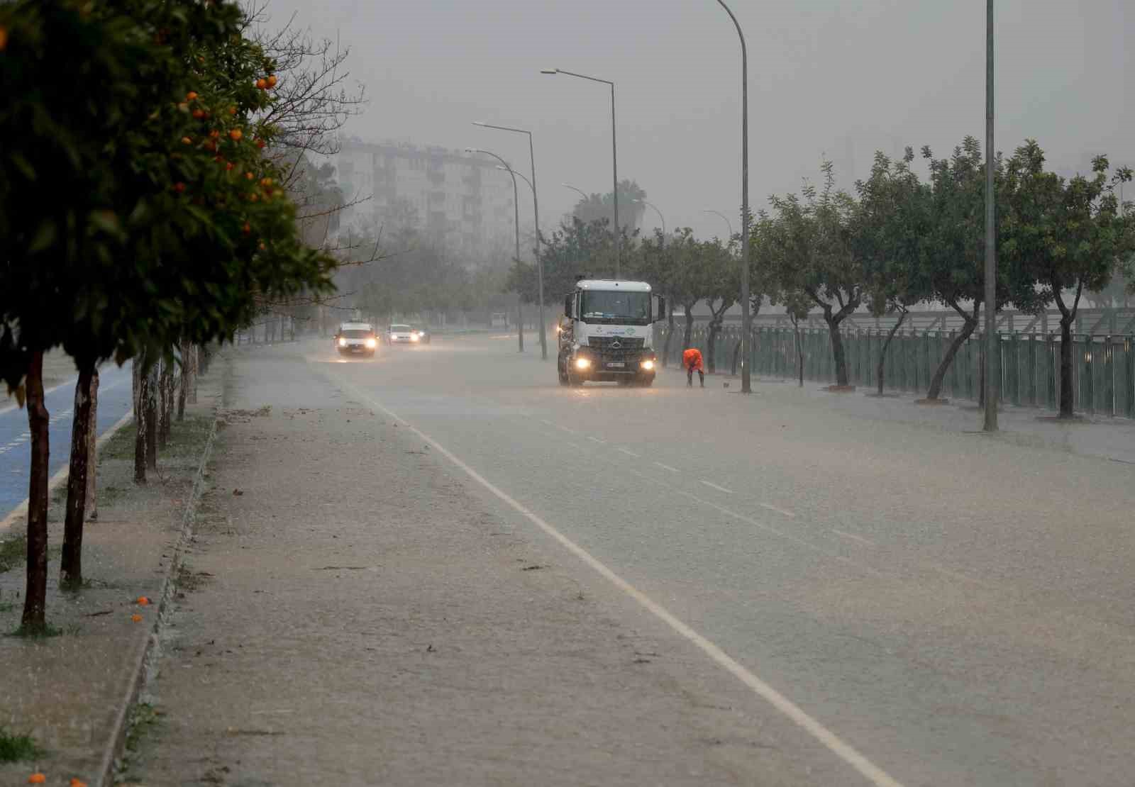 Adana’da şiddetli yağış yolları göle çevirdi, apartmanları su bastı
