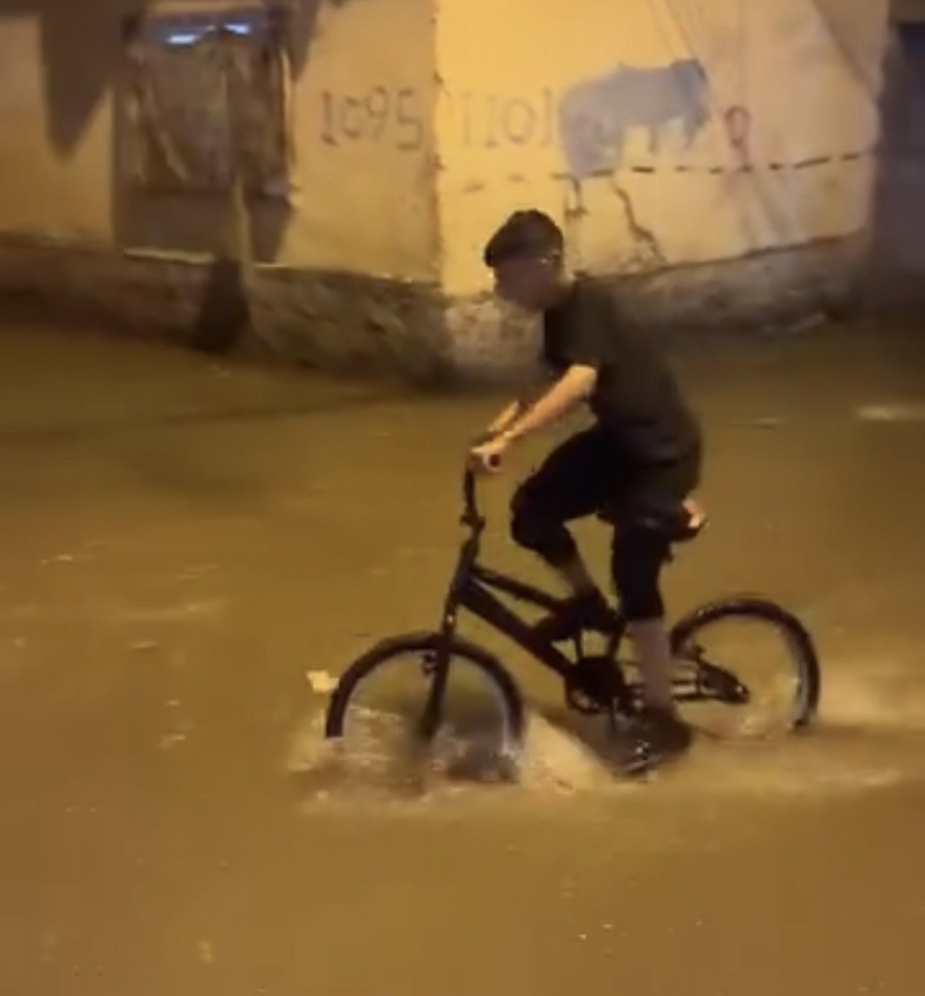 Adana’da şiddetli yağmur cadde ve sokakları göle çevirdi
