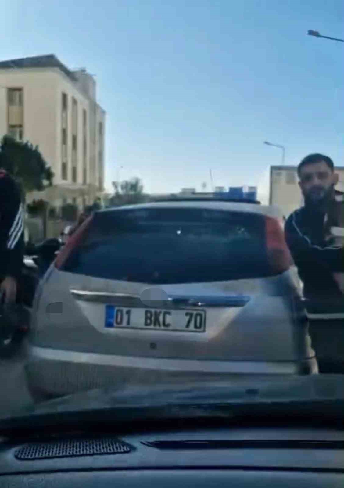 Adana’da trafikte yol verme kavgasında aracın önünü kesip saldırdılar
